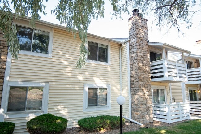 Building Photo - 8555 Fairmount Dr