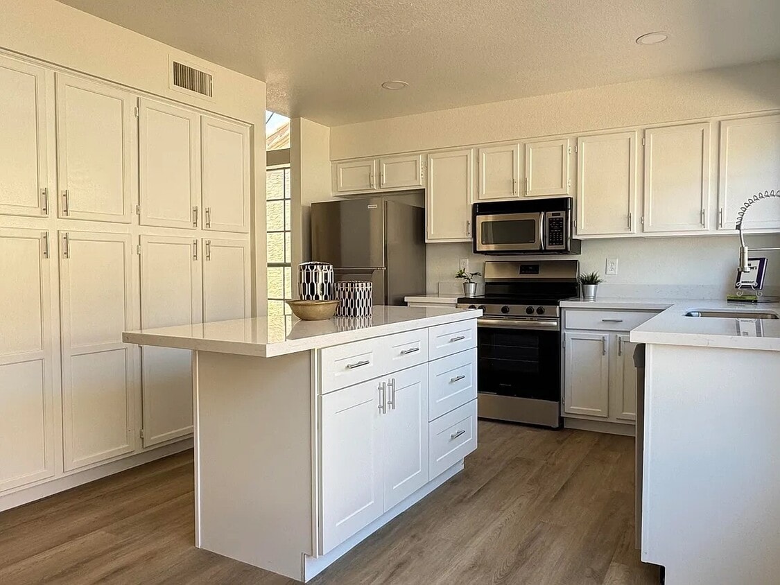 Foto principal - 4338 E Brookwood Ct