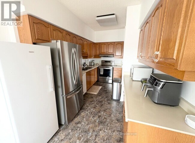 Photo du bâtiment - 744 Wonderland Rd S