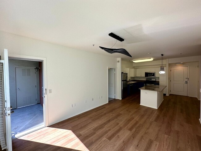 Foto del edificio - Gorgeous Spacious 2 Bedroom - 2 bath Condo with parking in Little Tokyo