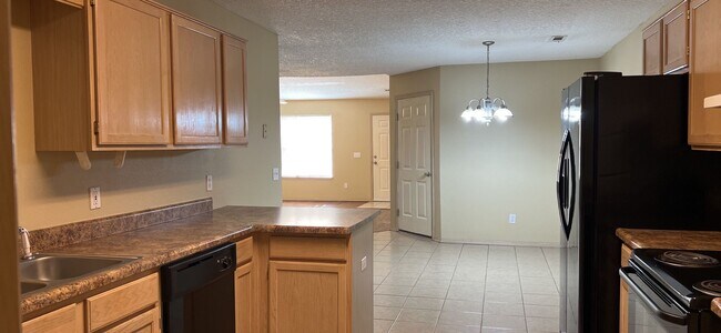 Foto del edificio - ***1663 N. Saddlehorn Avenue***