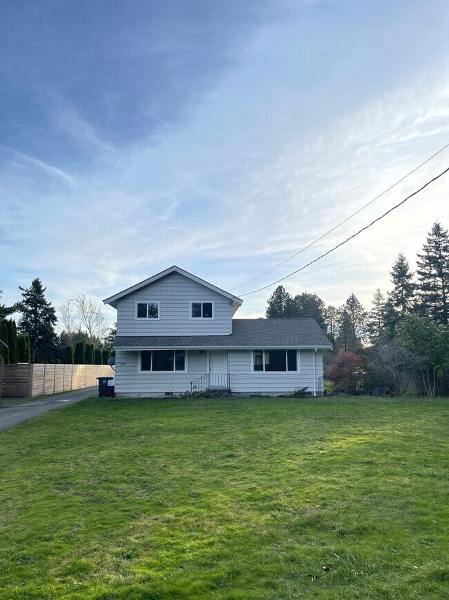 Building Photo - Newly Renovated! Spacious 4 Bedroom 2 Bath...