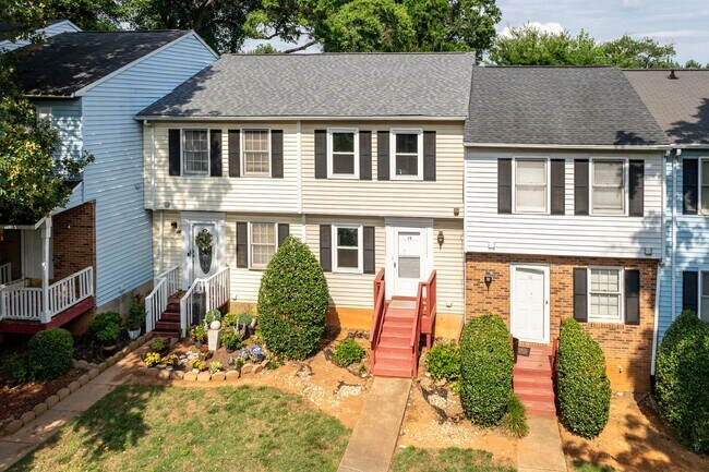 Building Photo - 3 Bedroom Townhouse Near Downtown Durham