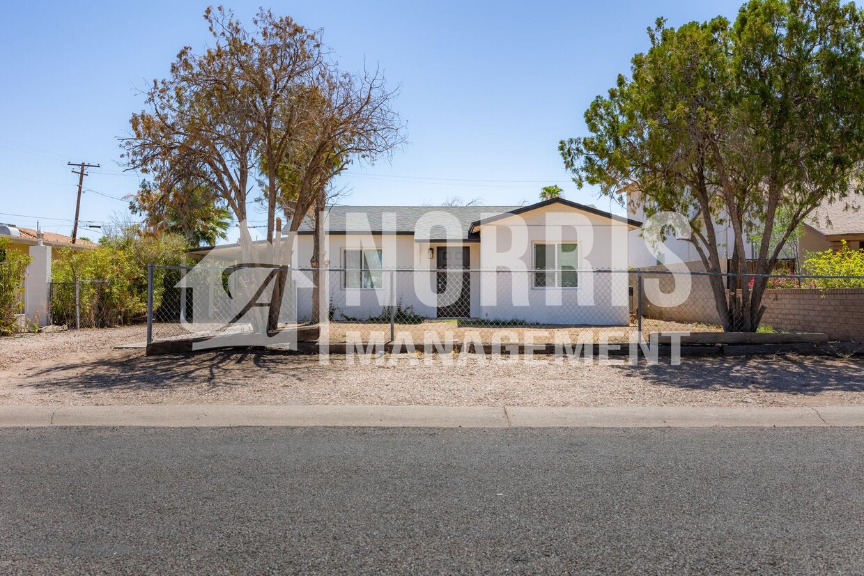 Foto principal - Cute Tranquil Home with a LARGE Backyard!