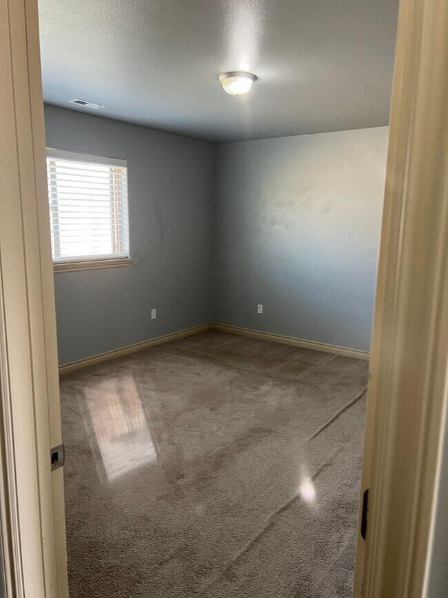 Building Photo - Duplex for Rent in Quincy