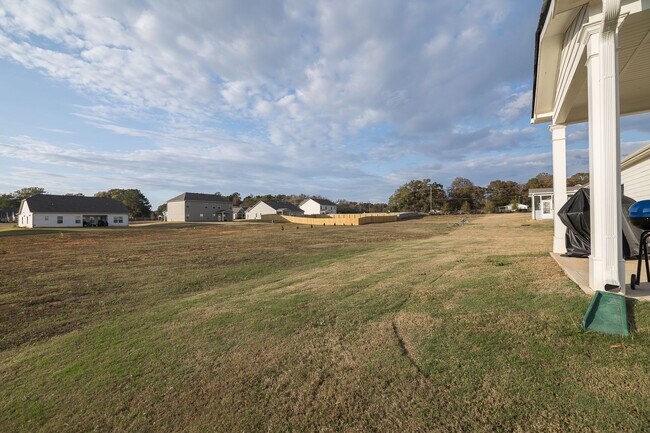 Building Photo - 1420 Day Dr