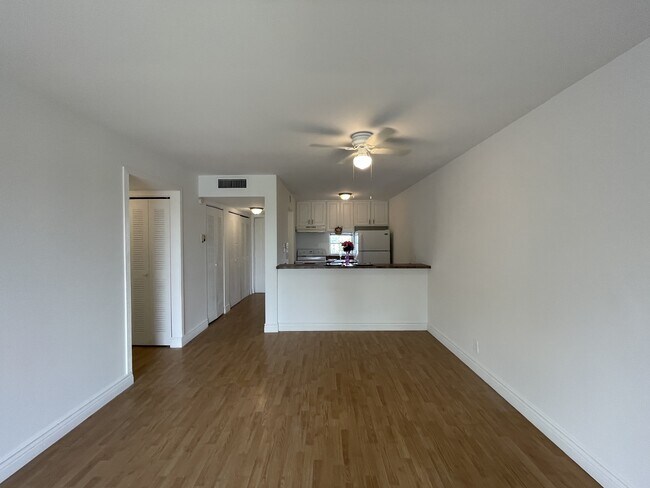 Foto del edificio - 8560 Sherman Cir N