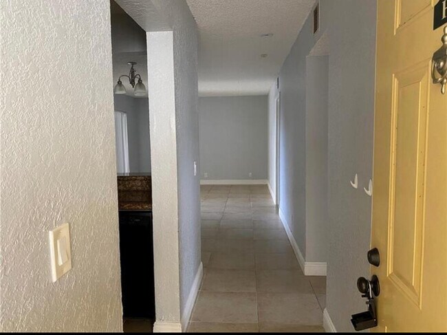 Foto del edificio - 1455 Lake Crystal Dr