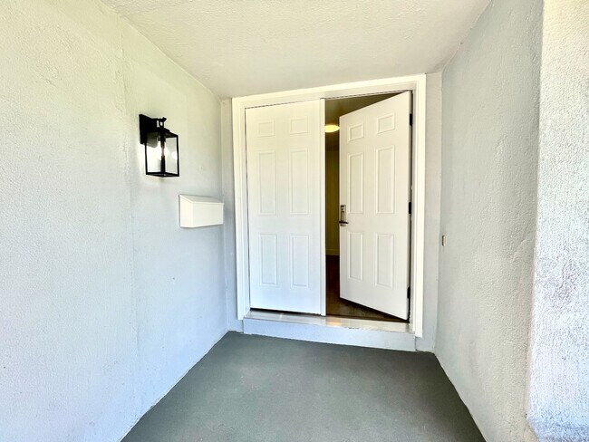 Building Photo - 880 E Gladwick St