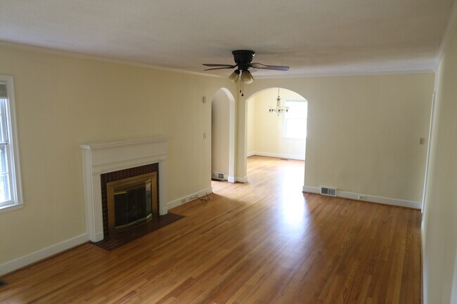 Living Room / Dining Room - 1005 Arnette Avenue