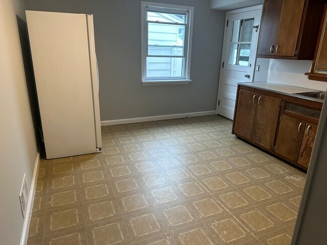 Building Photo - 132 River Edge Rd