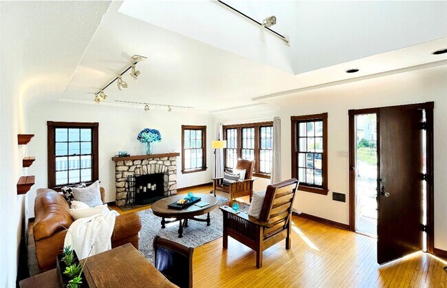 Building Photo - 2464 Heliotrope Dr