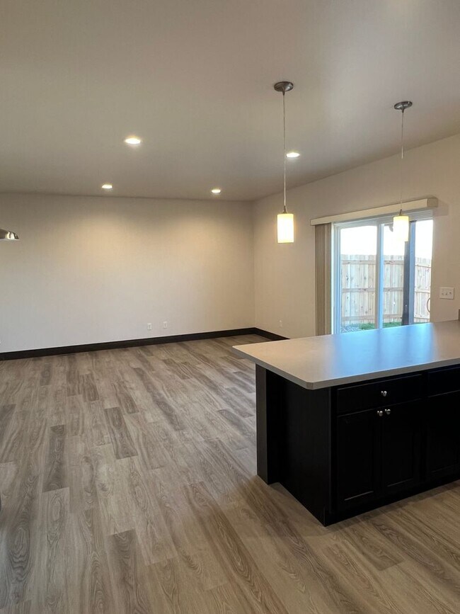 Foto del edificio - Brand New 3 Bed 2.5 Bath with double attac...