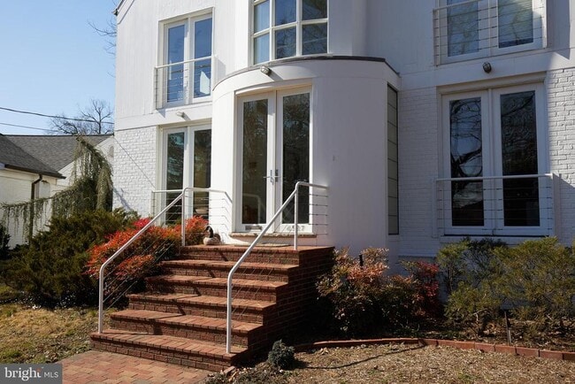Building Photo - 4527 Q Pl NW