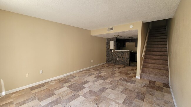 Building Photo - Condo Near Semoran and Curry Ford, Orlando!