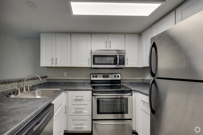 Kitchen - 2BR, 2BA - 1,100SF - The Loft - Portola Biltmore