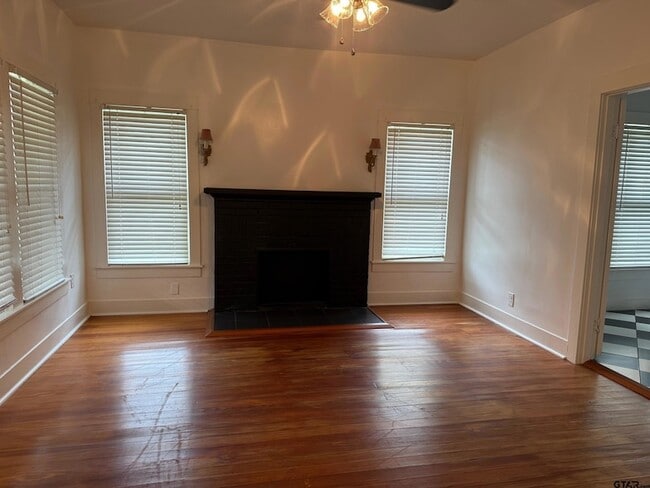 Foto del edificio - 632 Nacogdoches St
