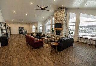 Building Photo - 165 550