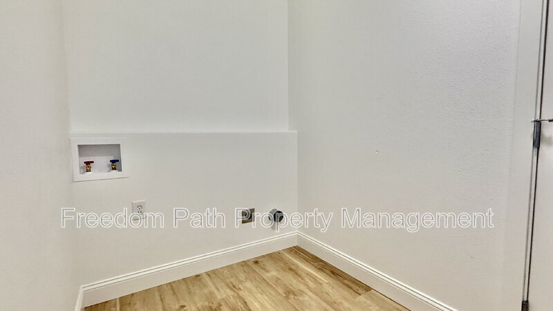 Foto principal - 465 N Elm Rd