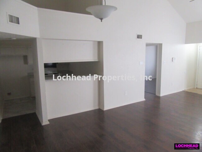 Building Photo - ******2 BEDROOM DUPLEX IN DALLAS*****