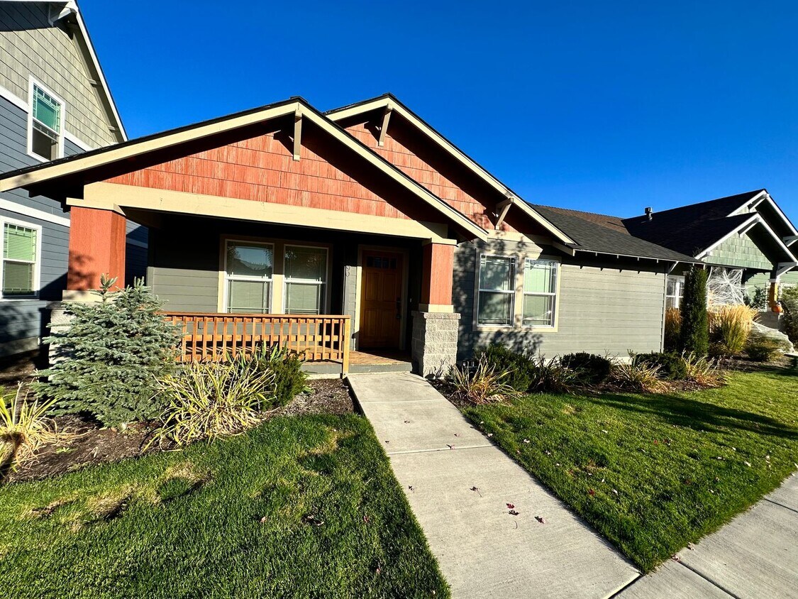 Primary Photo - Beautiful Newer 3 bdrm 2 bath Home!