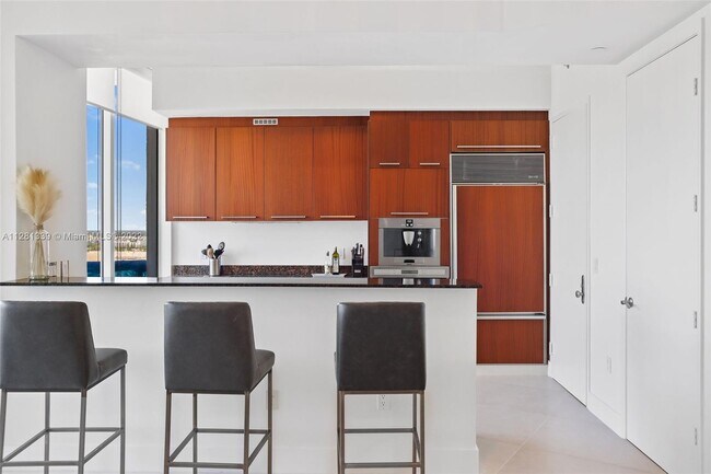 Foto del edificio - 15811 Collins Ave