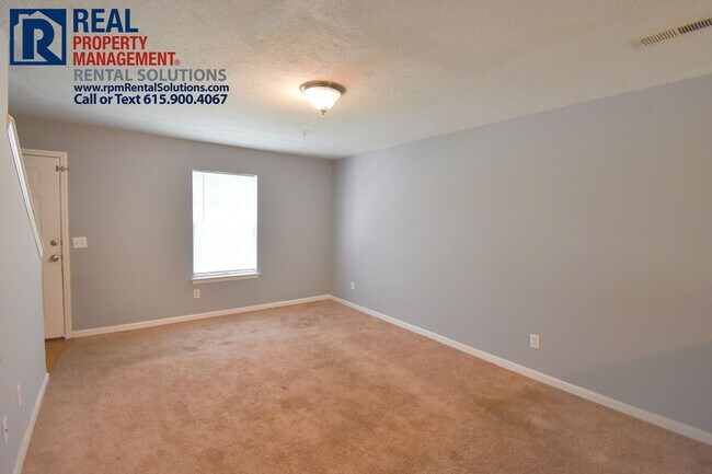Foto del edificio - 2 Story Brick Duplex- Walk to MTSU! All fresh paint and flooring, washer & dryer included!