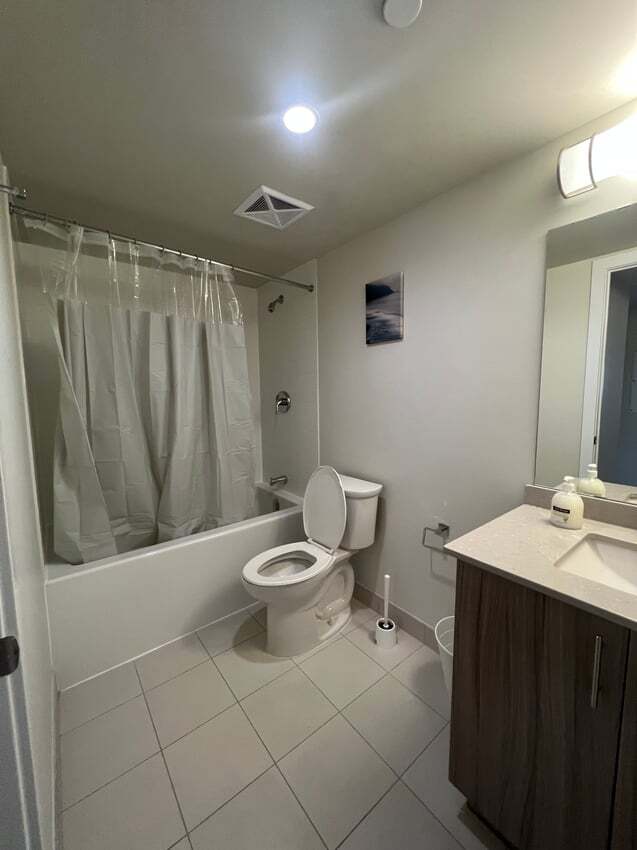 Building Photo - Premium Deluxe - Balliol Street & Yonge Street