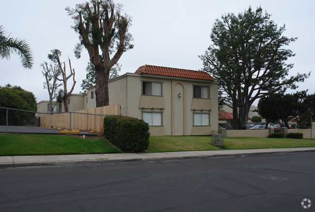 Building Photo - Hillside Villas