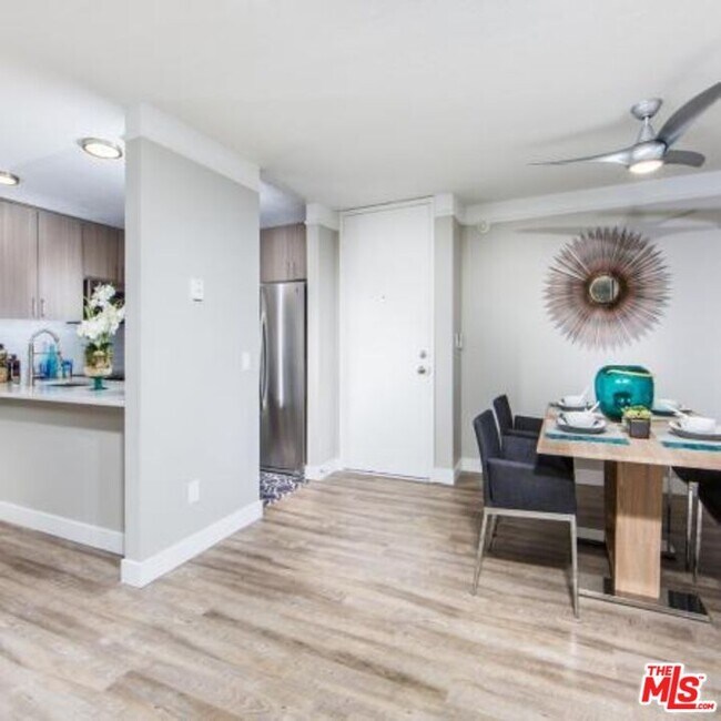 Building Photo - 6600 Beachview Dr