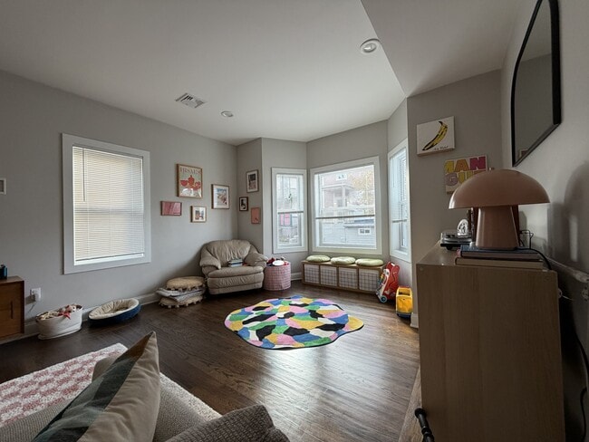 Sala de estar - 153 Almy St