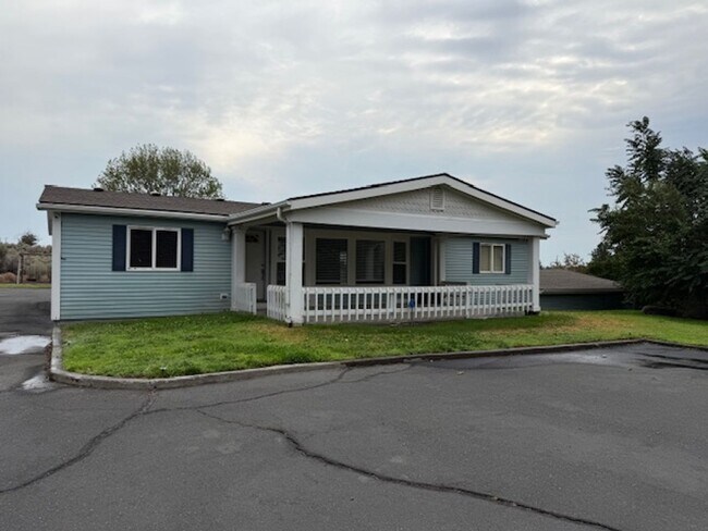 Foto del edificio - 3 Bedroom Home with Large Shop and Additio...