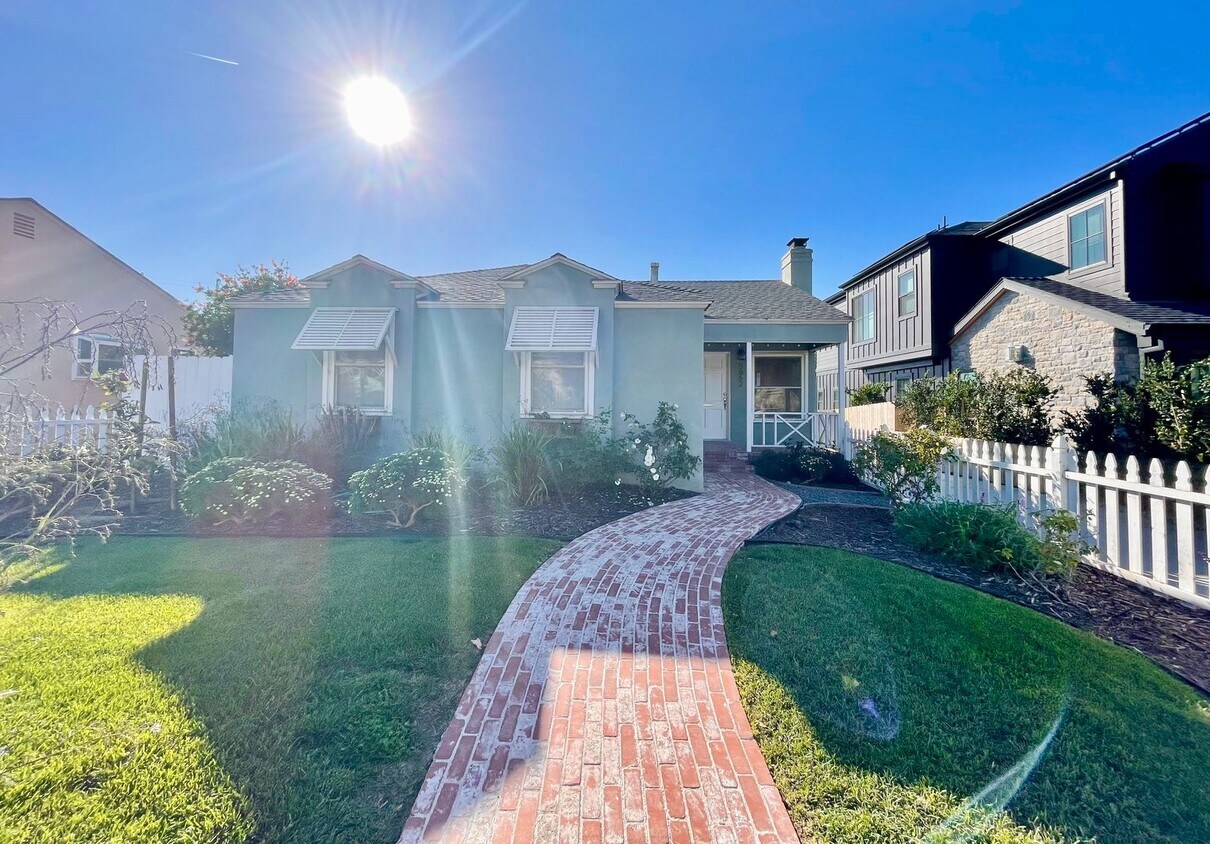 Primary Photo - CHARMING 3 BR/1 BA SINGLE FAMILY HOME * MU...