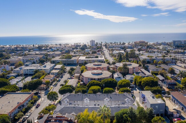 Foto del edificio - Pacific Apartments