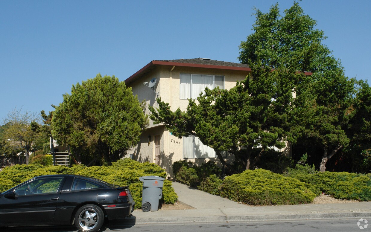 Building Photo - 8247 Kelton Dr