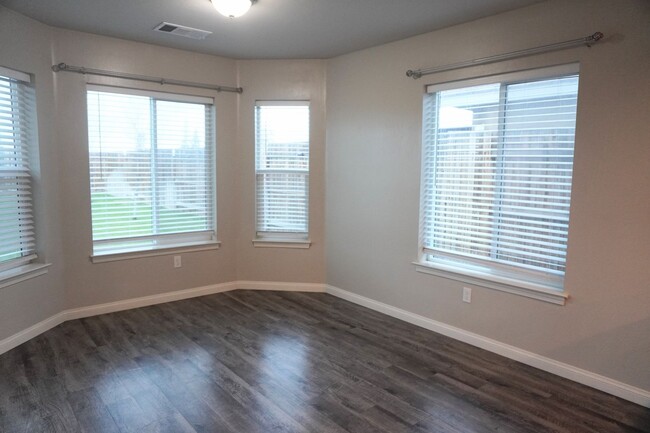 Building Photo - Stunning Home Off of Taft Highway and Sout...