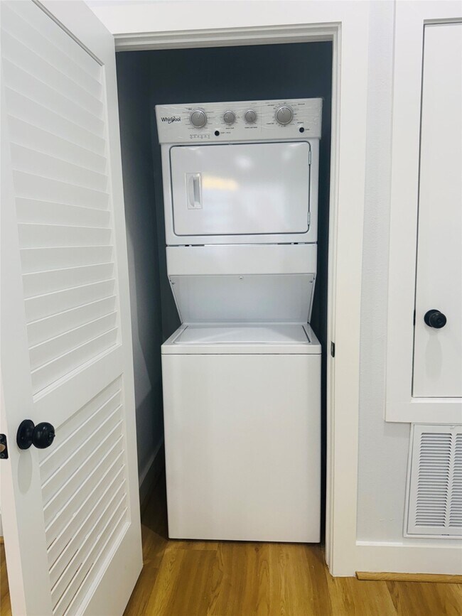 Foto del edificio - 867 S Victory Dr