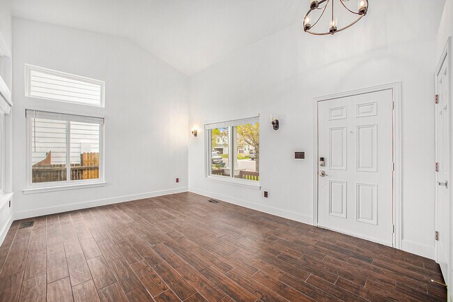 Building Photo - 8438 Bluegrass Cir