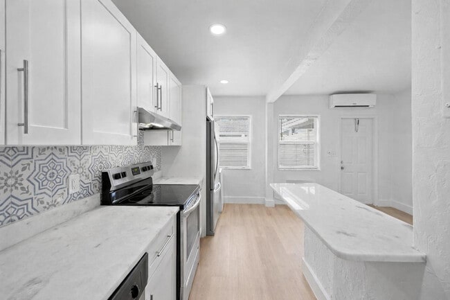 Building Photo - 412 SE 16th St