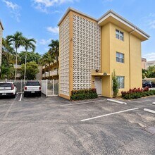 Building Photo - 815 Middle River Dr