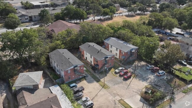  - 1302-1308 S Fitzhugh Ave