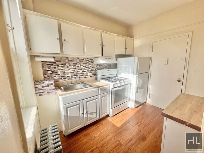 Building Photo - Top Floor 1BR in Prime Clinton Hill