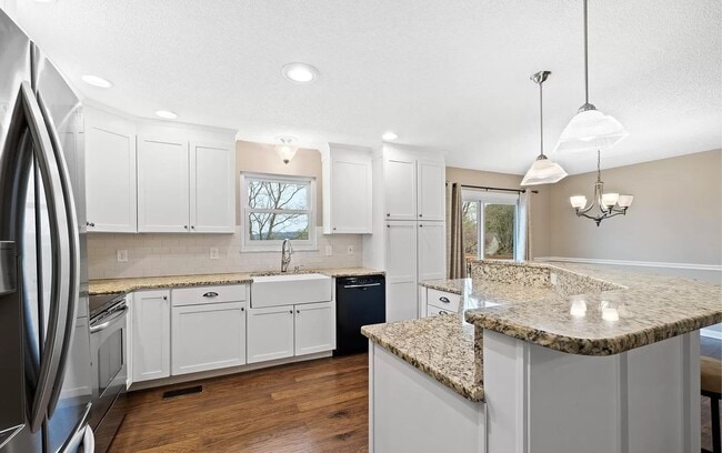 Building Photo - 3 Bed + Complete basement in Maryville