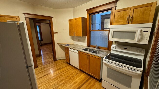 Building Photo - Belmont Apartments 611 Gertrud, 402 S 6th,...