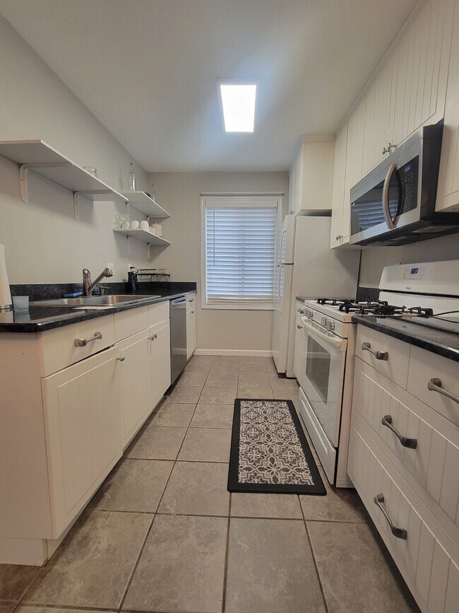 Foto del edificio - Condo with pool available for Move in read...
