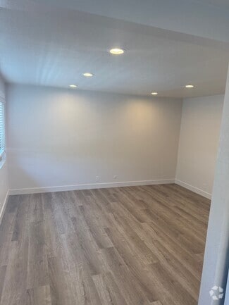 Building Photo - 1609 28th Ave