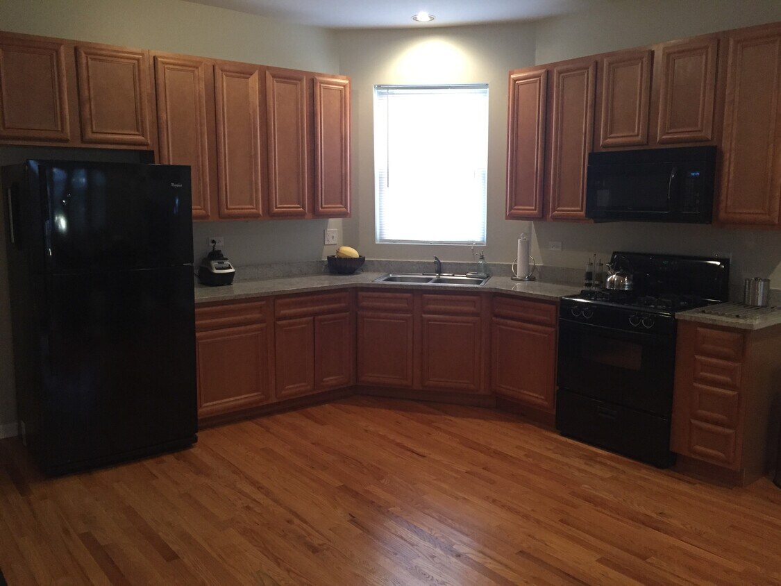 Foto principal - 2438 N Laramie Ave