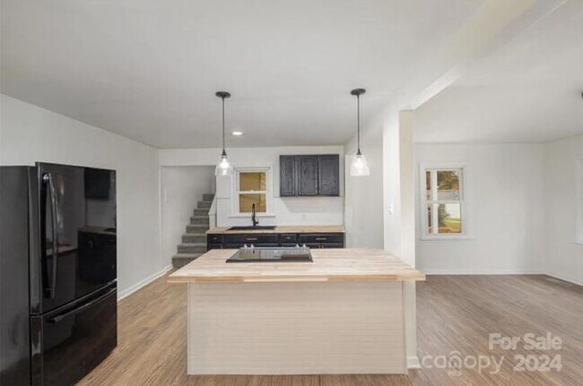Foto del edificio - 525 Arlington Cir NW