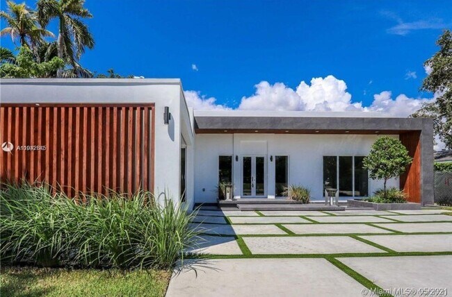 Foto del edificio - 4740 Bay Point Rd