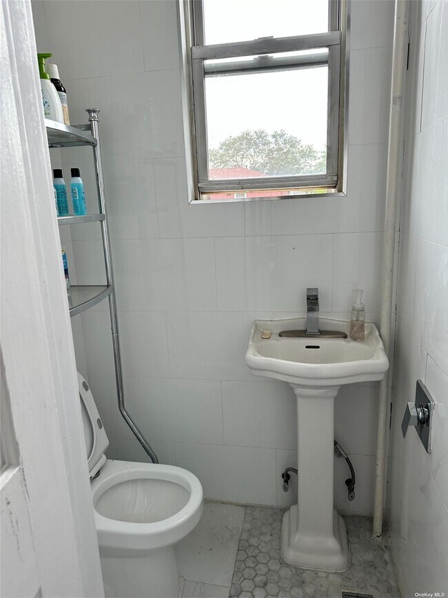 Foto del edificio - 77-02-77164 164th St